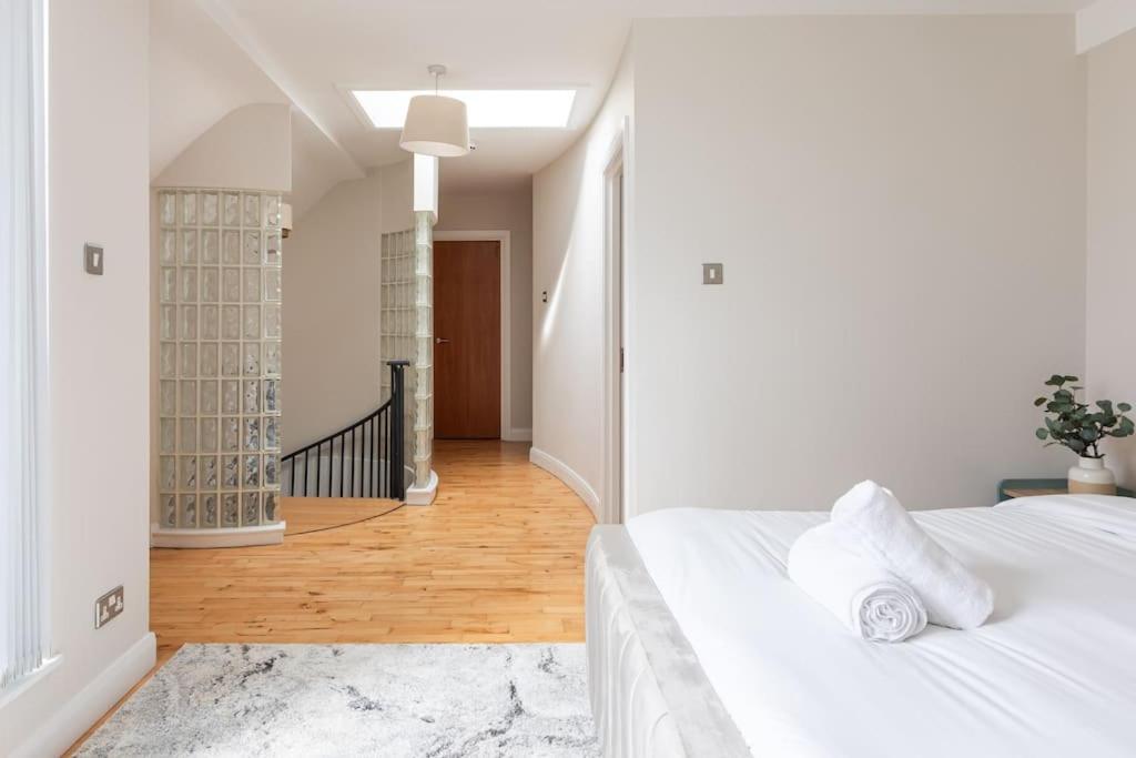 Modern Penthouse Apartment 2 Bed, 2 Bath Sleeps 6 City Centre Белфаст Екстериор снимка