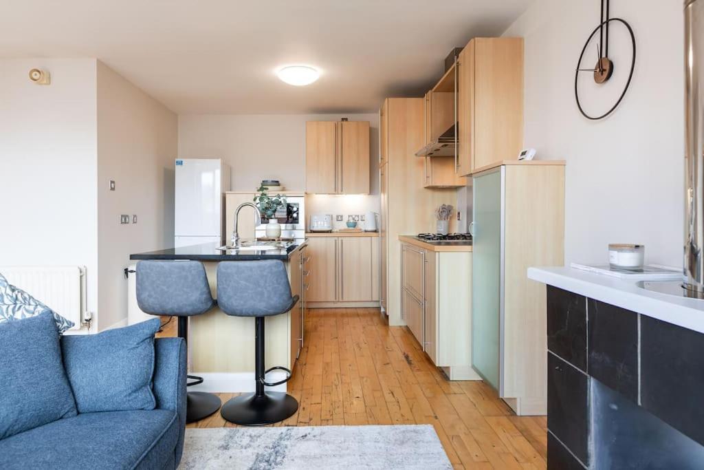 Modern Penthouse Apartment 2 Bed, 2 Bath Sleeps 6 City Centre Белфаст Екстериор снимка