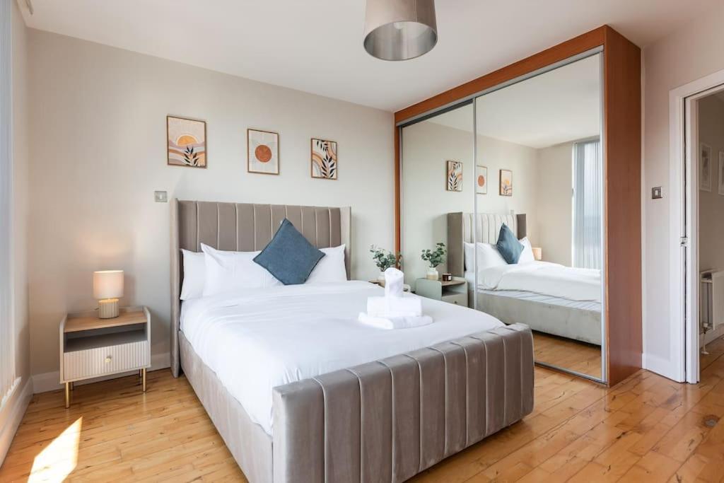 Modern Penthouse Apartment 2 Bed, 2 Bath Sleeps 6 City Centre Белфаст Екстериор снимка